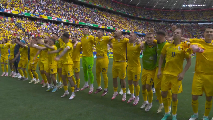 集体见证历史！罗马尼亚全队与球迷纵情狂欢，庆祝队史欧洲杯第2胜